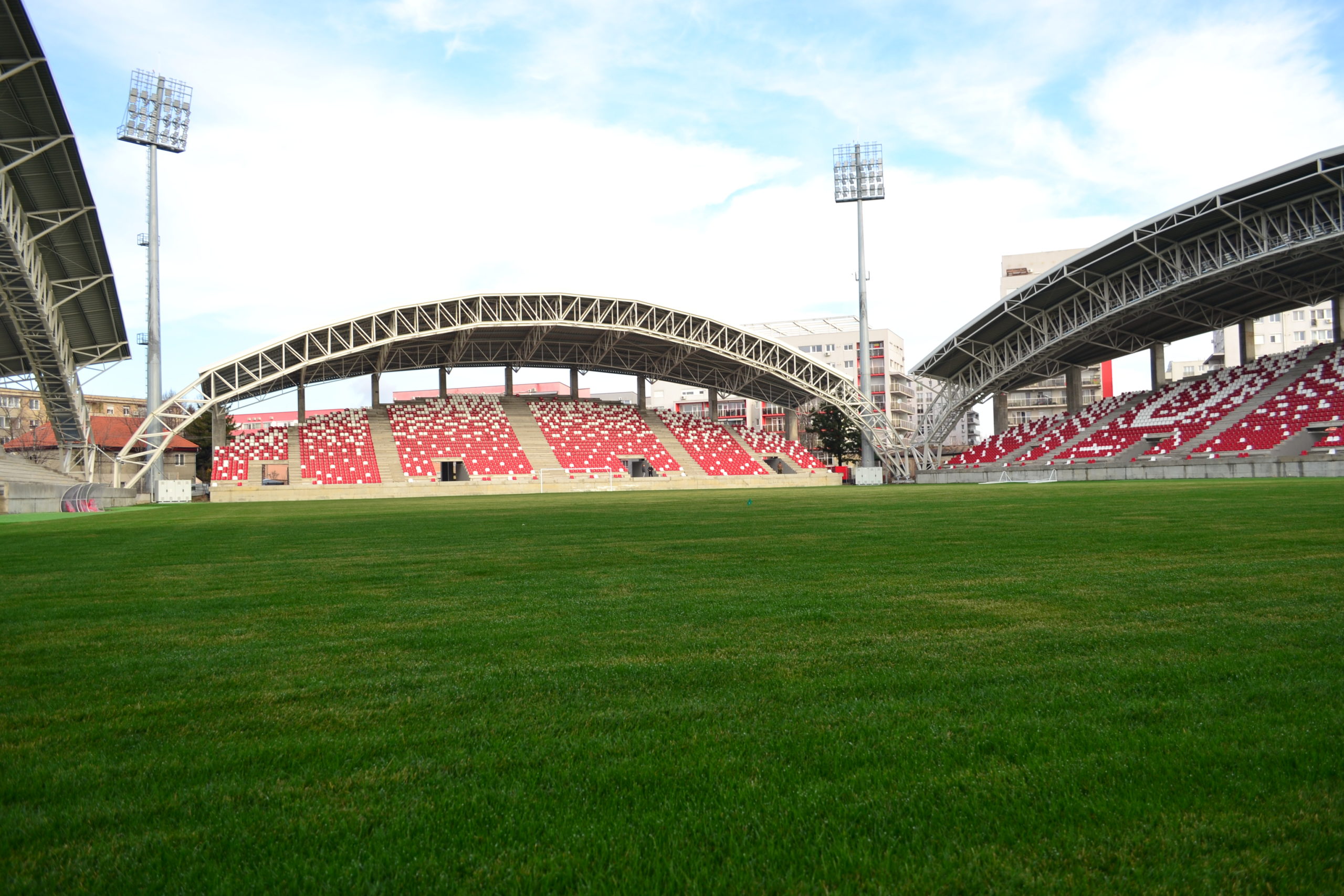 Stadionul Uta Arad - Situația stadioanelor din Arad. "Bătrâna Doamnă ... / Stadium, arena ...