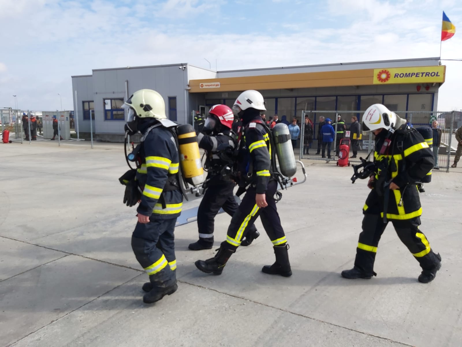 FOTO: Zeci de pompieri au luat parte la un exercițiu de amploare