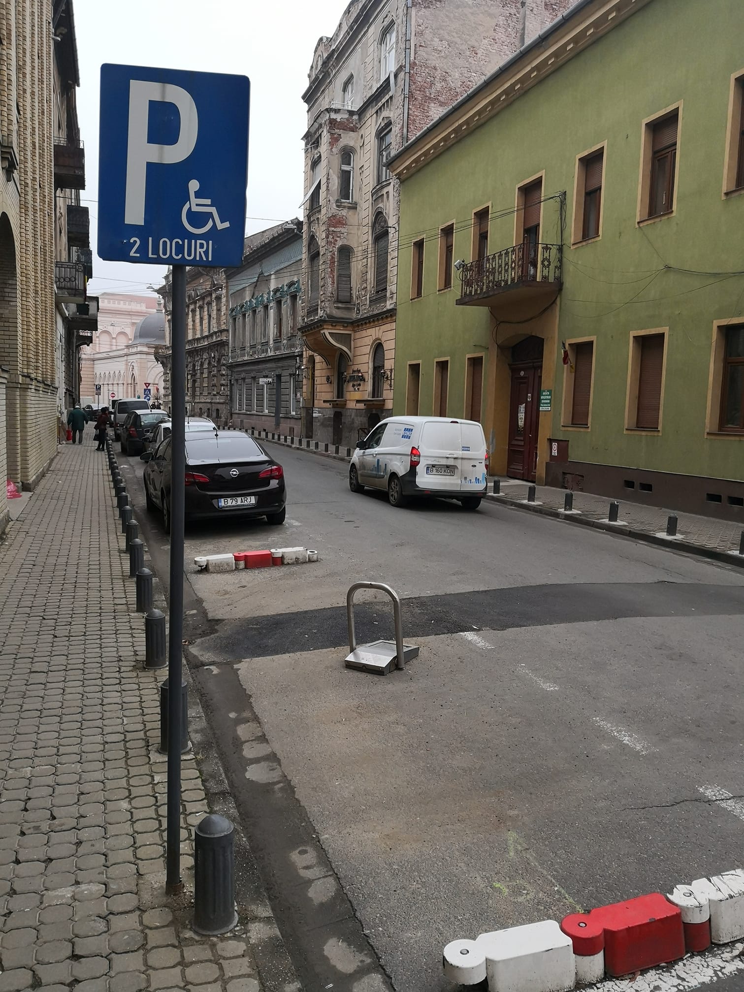 Parcarea celor cu dizabilităţi, preluată de o bancă pe Unirii