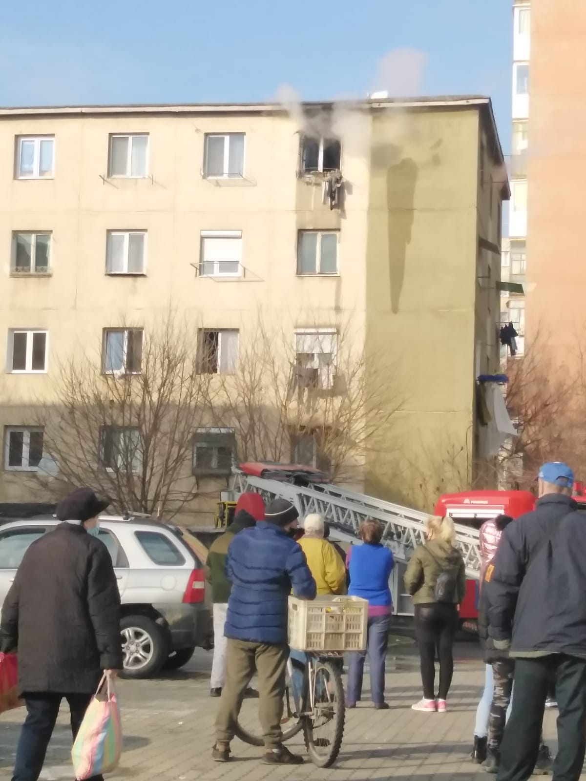 Locatari evacuați dintr-un bloc situat pe strada Predeal, în urma izbucnirii unui incendiu