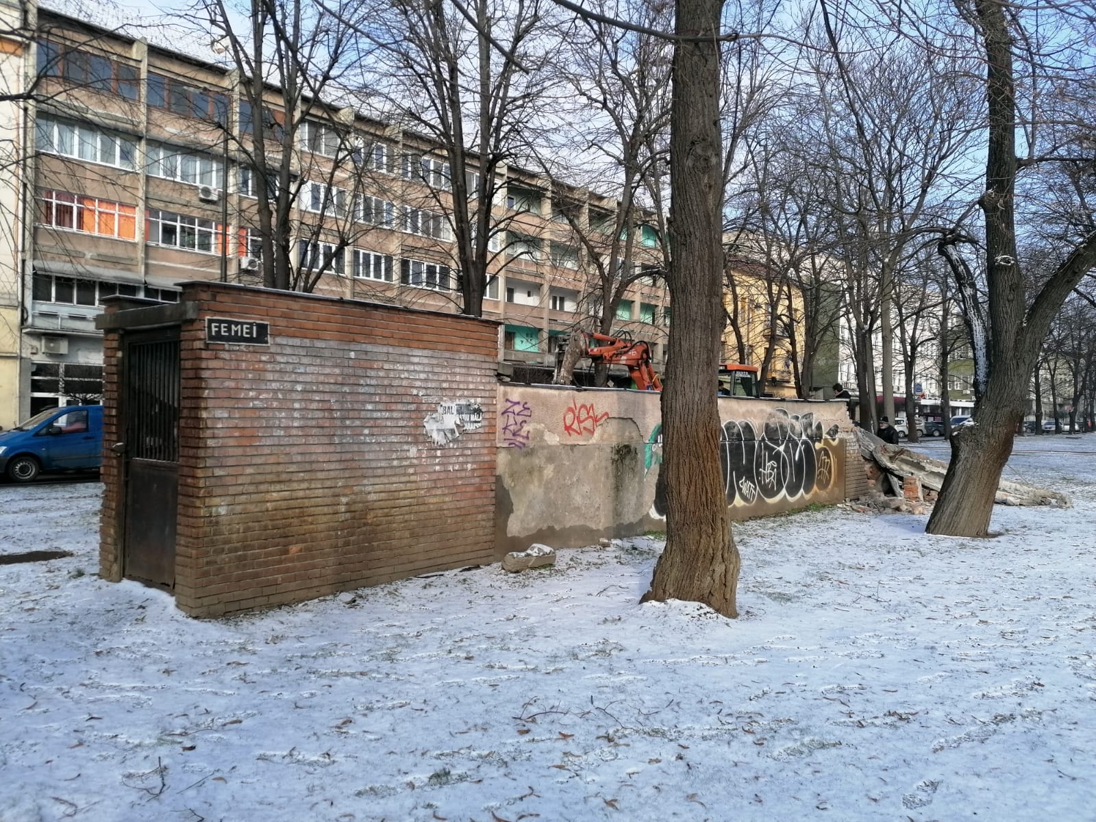 Primăria demolează toaleta publică de lângă strada Crișan FOTO: A.B.