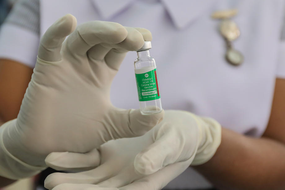 Primele doze de vaccin AstraZeneca vor intra în țară, pe la Nădlac, în această seară