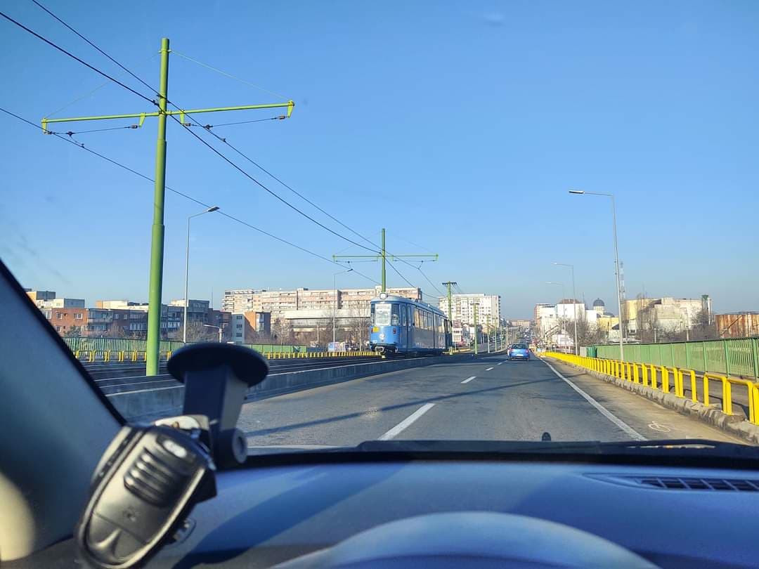 Tramvai blocat pe pasajul Micălaca: a rămas fără pantograf