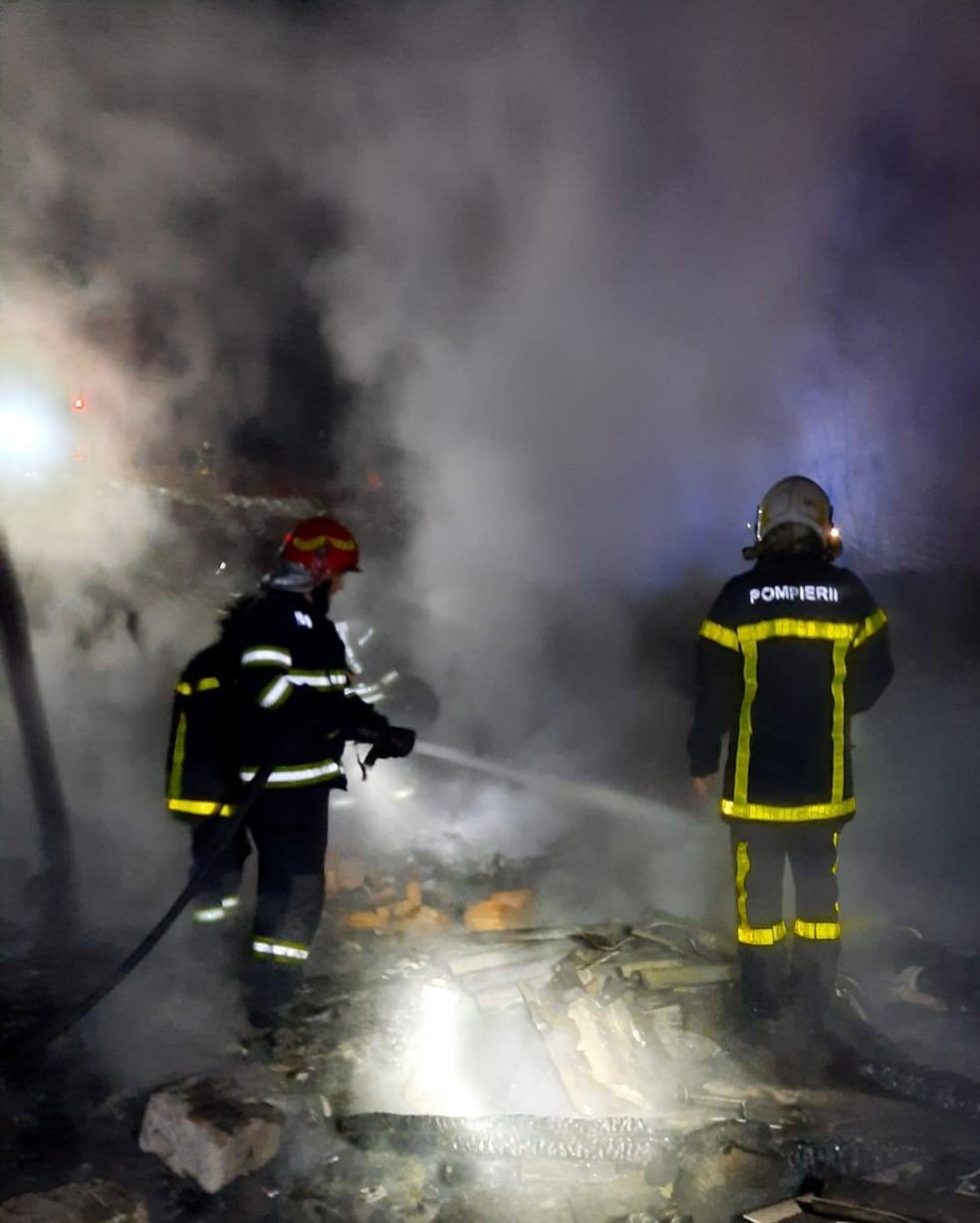 Incendiu la o casă, în Pârneava. Două persoane au fost evacuate