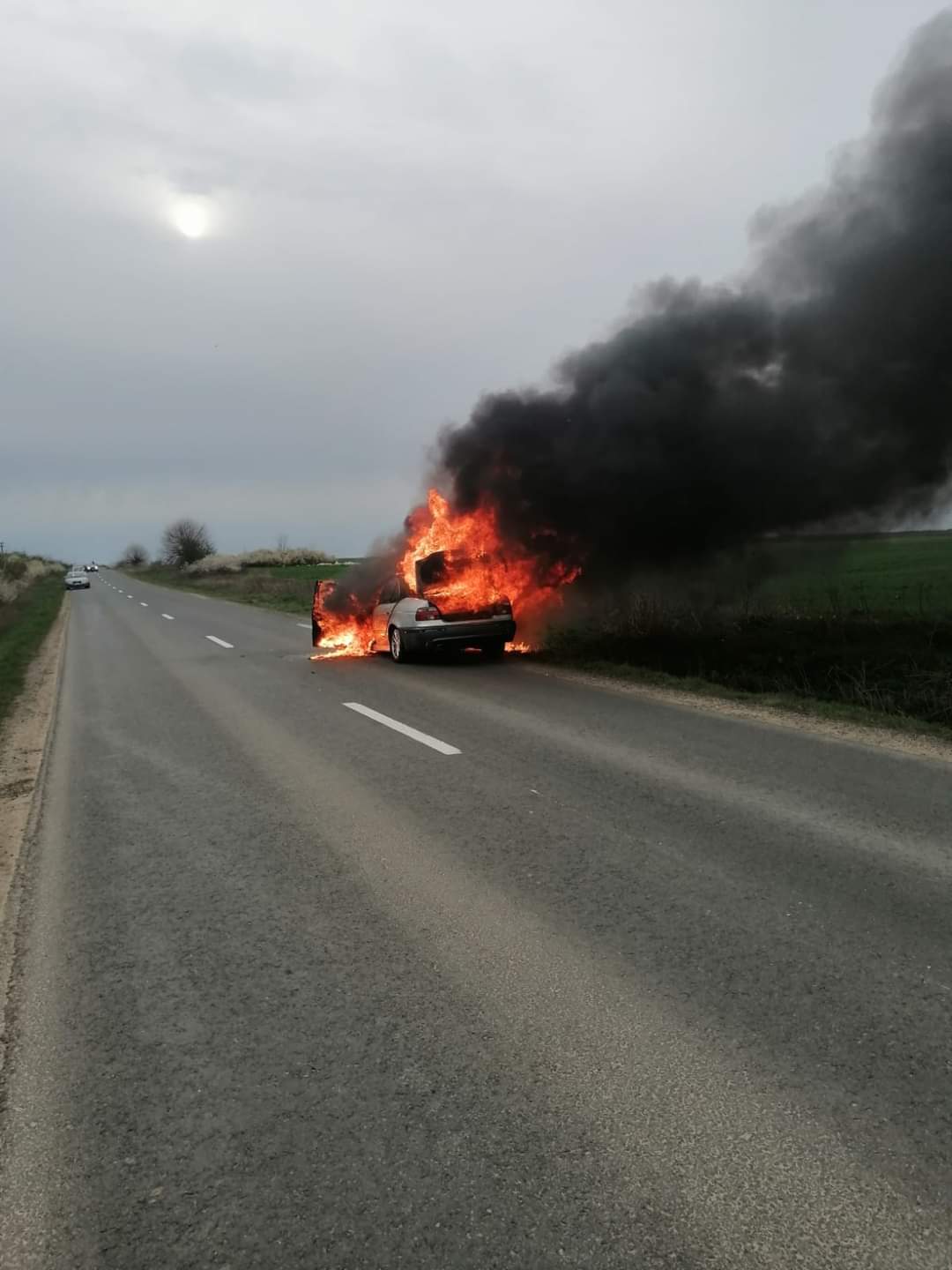 Mașină în flăcări, între Felnac și Sânpetru German