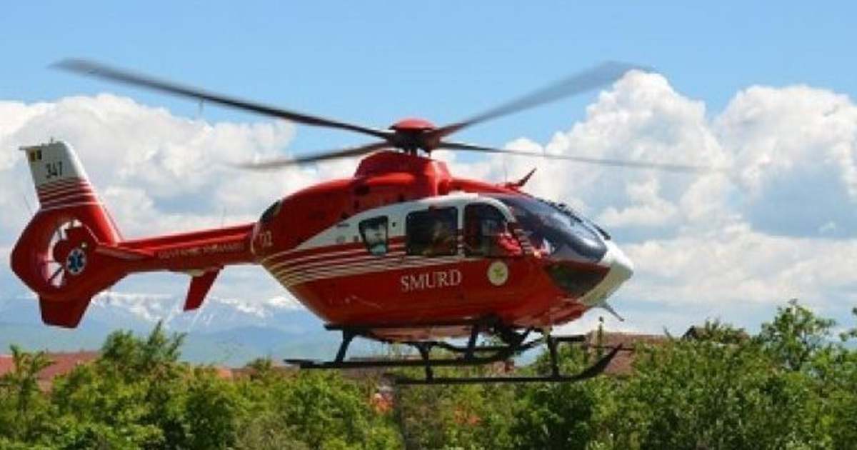 Elicopterul SMURD solicitat la un accident, la intrare în Ineu. O persoană se află în stop cardio-respirator