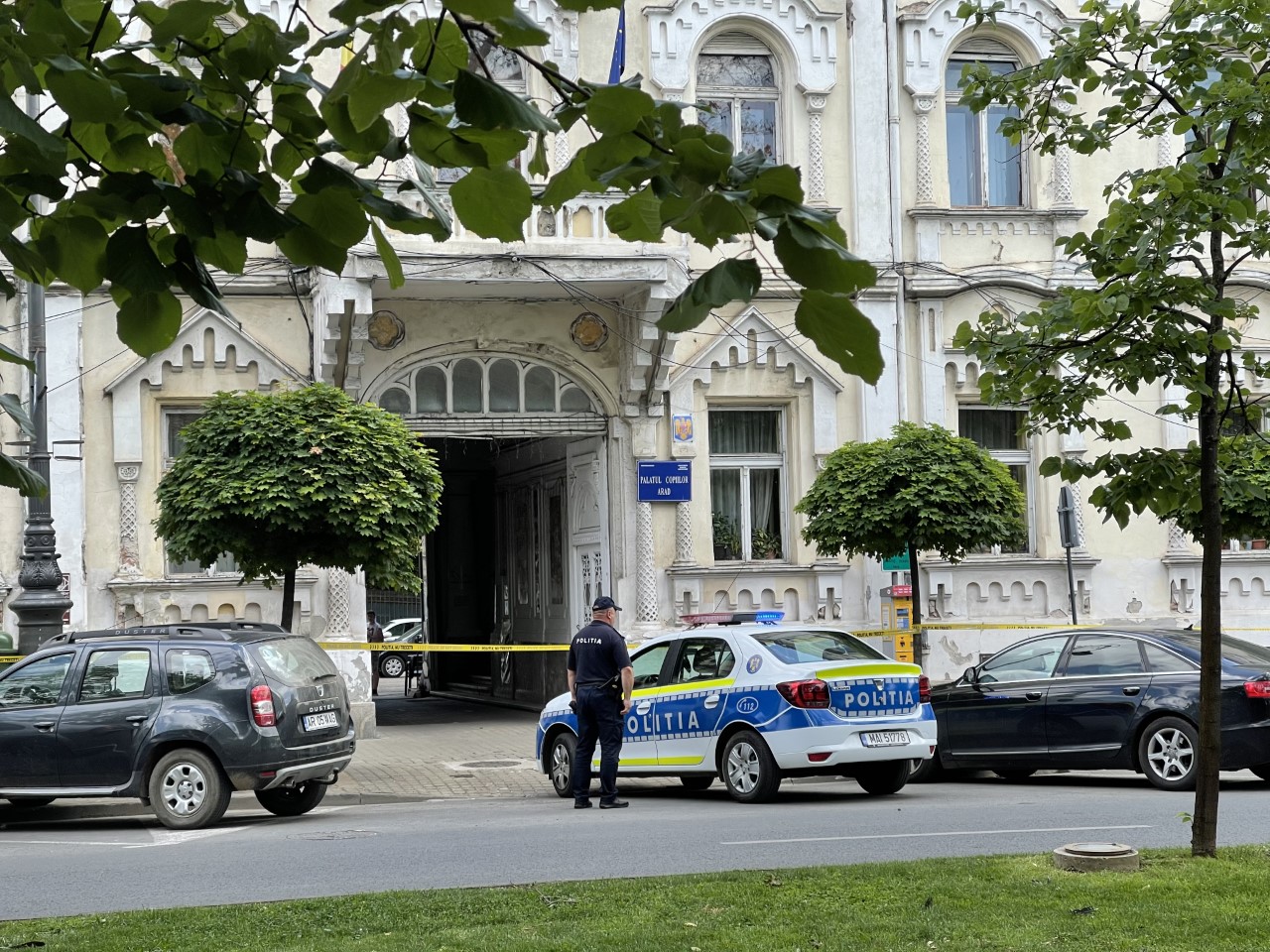 UPDATE FOTO | VIDEO Valiza suspectă în curtea Palatului Copiilor. Poliția, jandarmii și pompierii, la fața locului