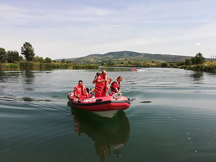 Scafandrii ISU Arad caută un bărbat care a intrat în lacul Ghioroc și nu a mai ieșit