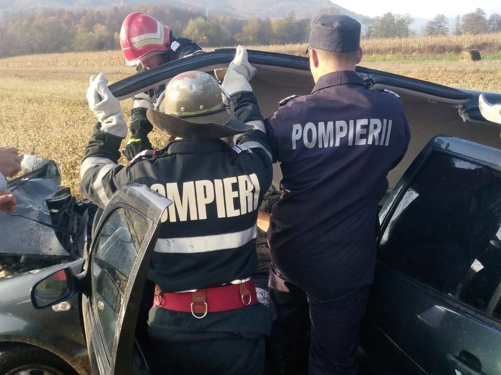 UPDATE. Accident cu două persoane încarcerate, la Grăniceri. O femeie este în stop cardio-respirator