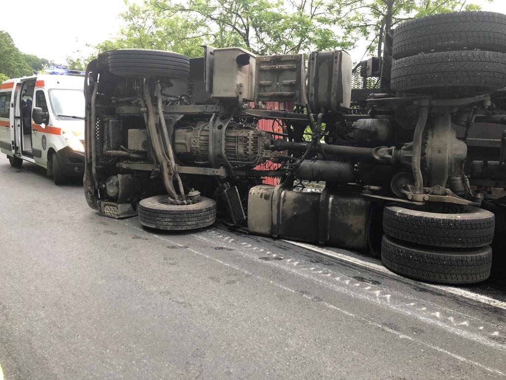 Accident mortal la Bârzava. Șoferul unui camion a murit