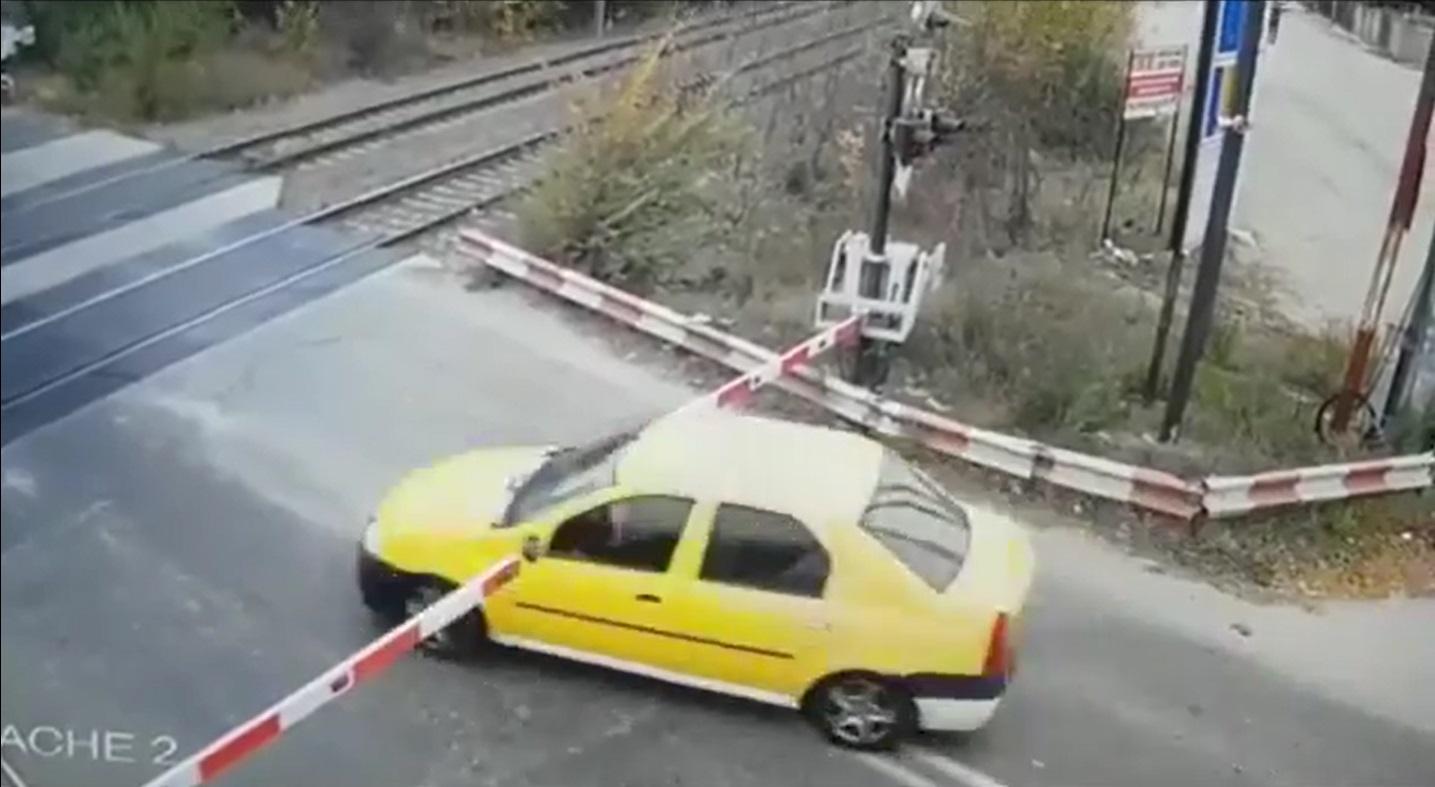 La nici o săptămână după ce un autobuz a spulberat o bariera, un alt șofer a fost filmat în timp ce „forța" traversarea căii ferate