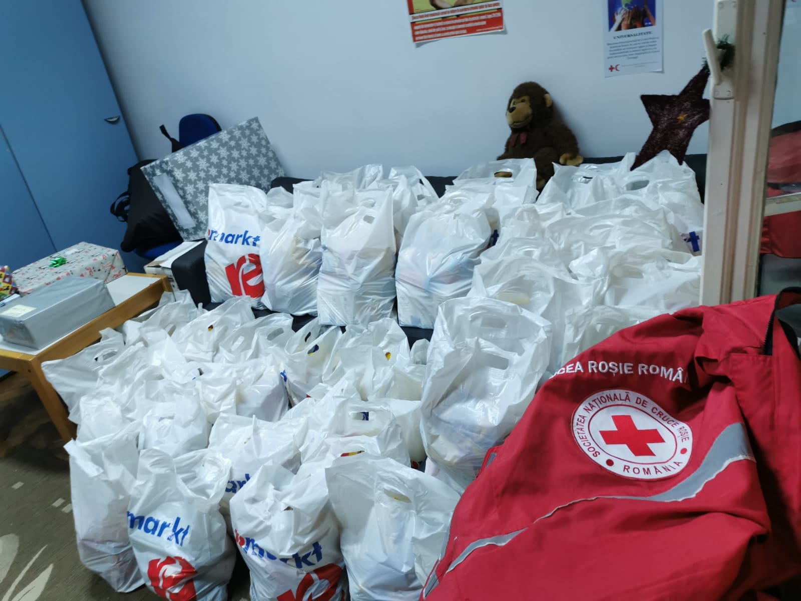FOTO | Crucea Roşie Arad, maraton umanitar de sărbători