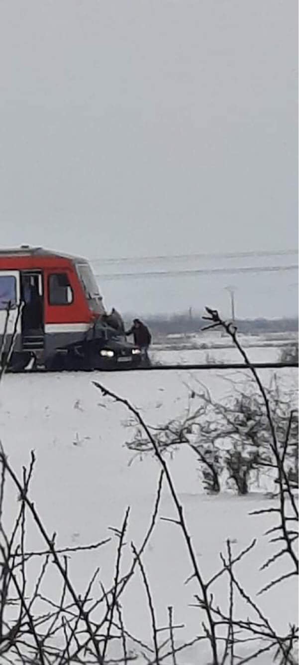 Un tren a lovit un autoturism în care se aflau două persoane, la Nădab