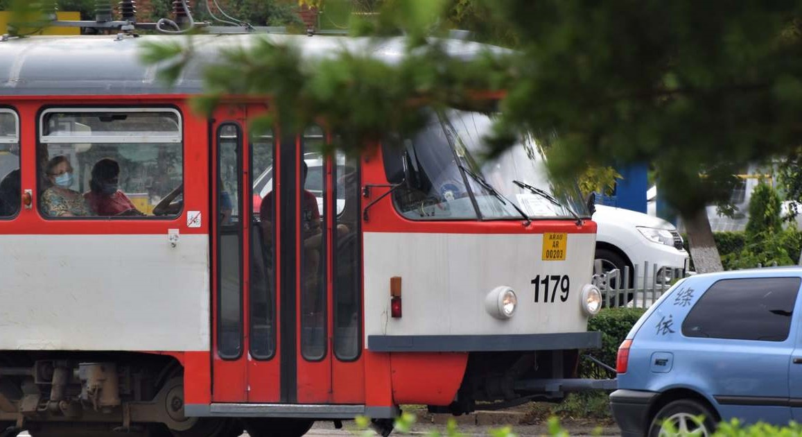 Curățenia în tramvaie, făcută de o firmă cu un angajat
