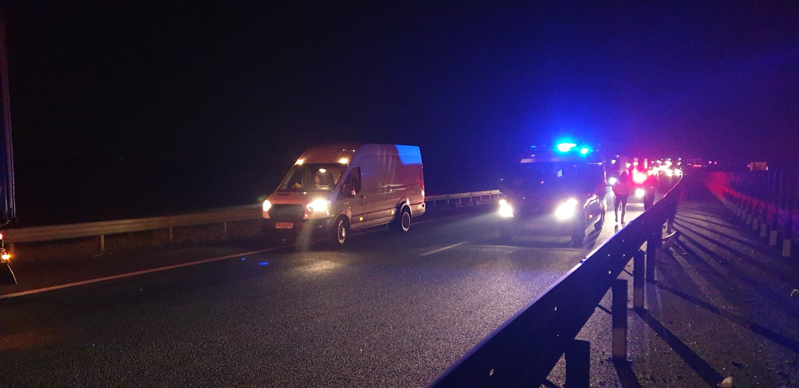 Un bărbat de 45 de ani a decedat pe autostrada Arad-Nădlac. Microbuzul pe care îl conducea a intrat în spatele unui camion care staționa pe A1