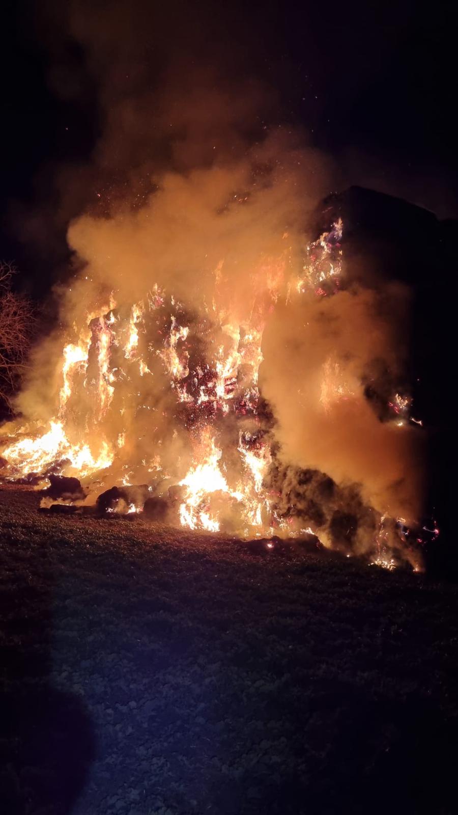 FOTO | Mii de baloți de paie au  ars pe un câmp între Pecica și Nădlac