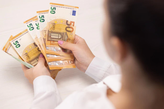 Lector universitar din Arad, trimis în judecată de DNA pentru dare de mită