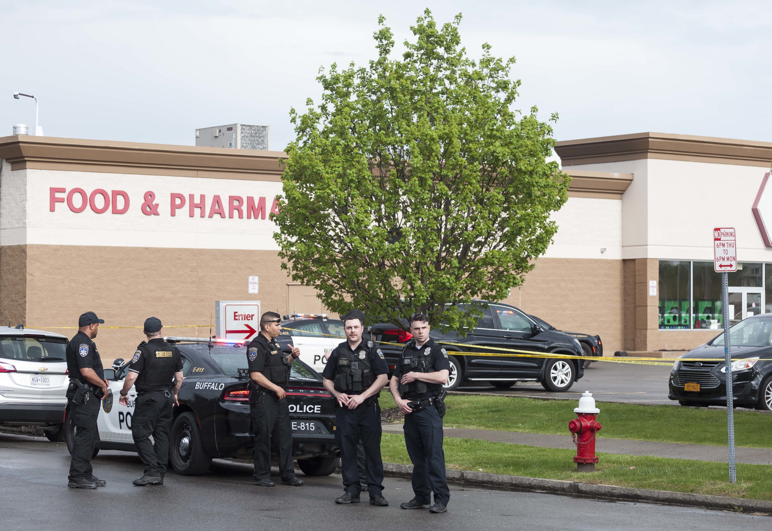 10 persoane au fost ucise în urma unui atac armat, dintr-un supermarket din Buffalo, New York thumbnail