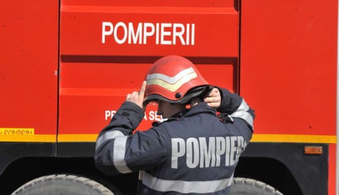 Incendiu la o garsonieră din Arad. Pompierii evacuează blocul