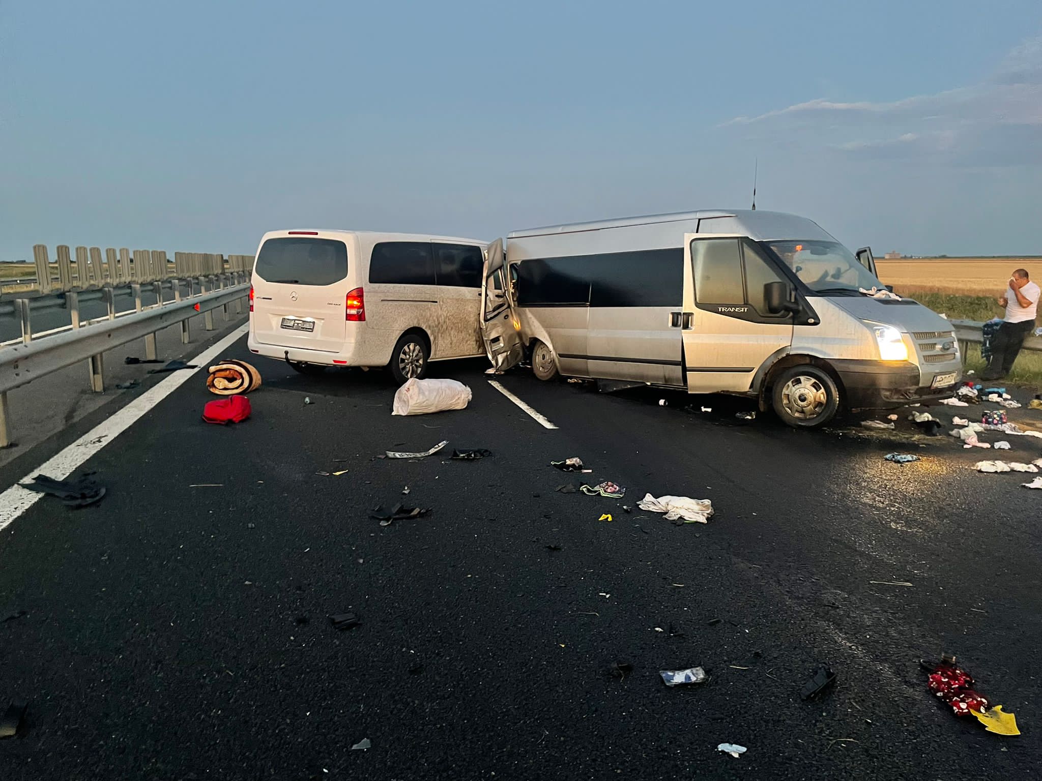Accident cu șase victime, din care un copil de 4 luni, pe autostradă, în apropiere de Pecica