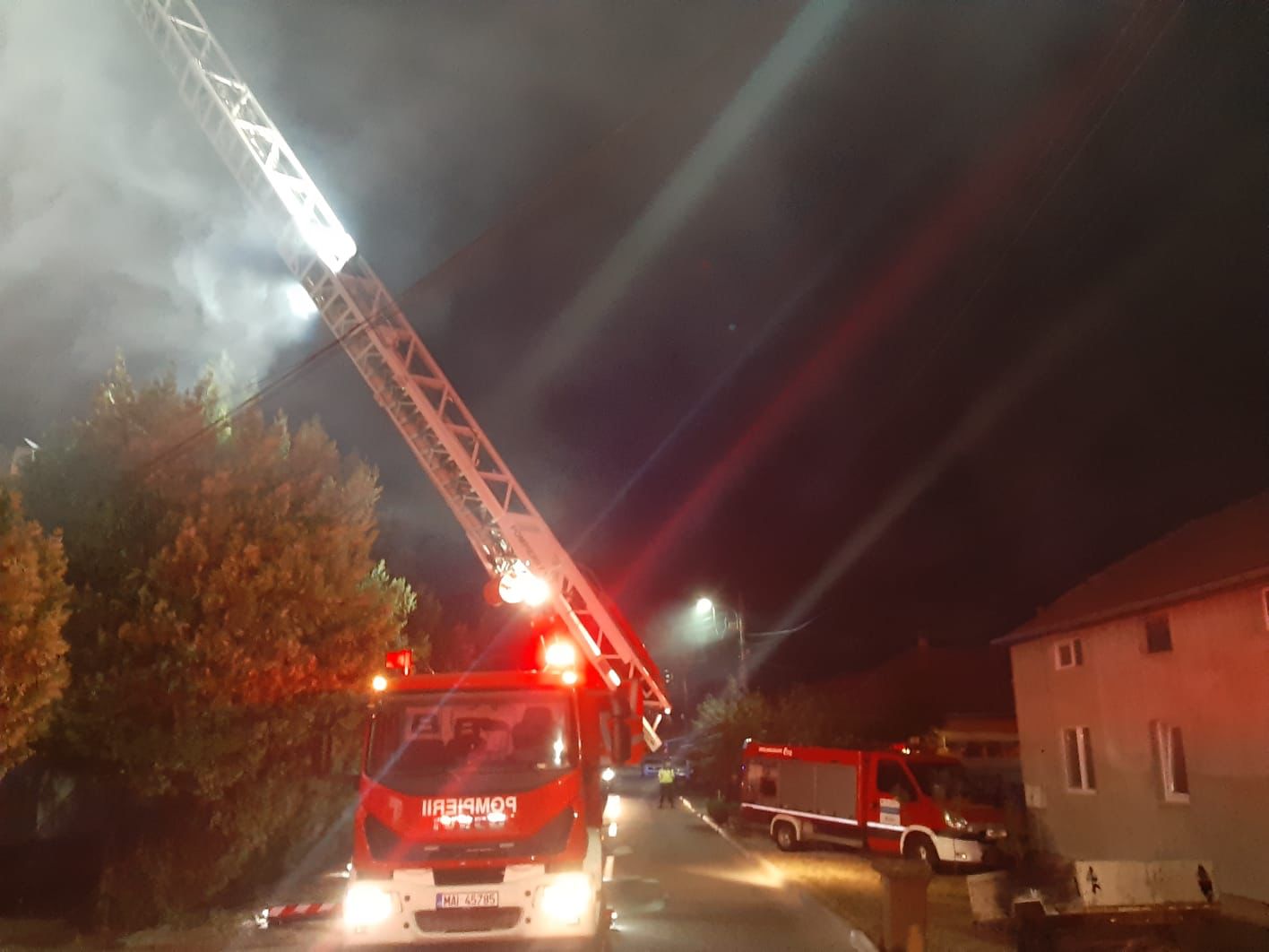 FOTO | O anexă din cartierul Gai a luat foc azi noapte