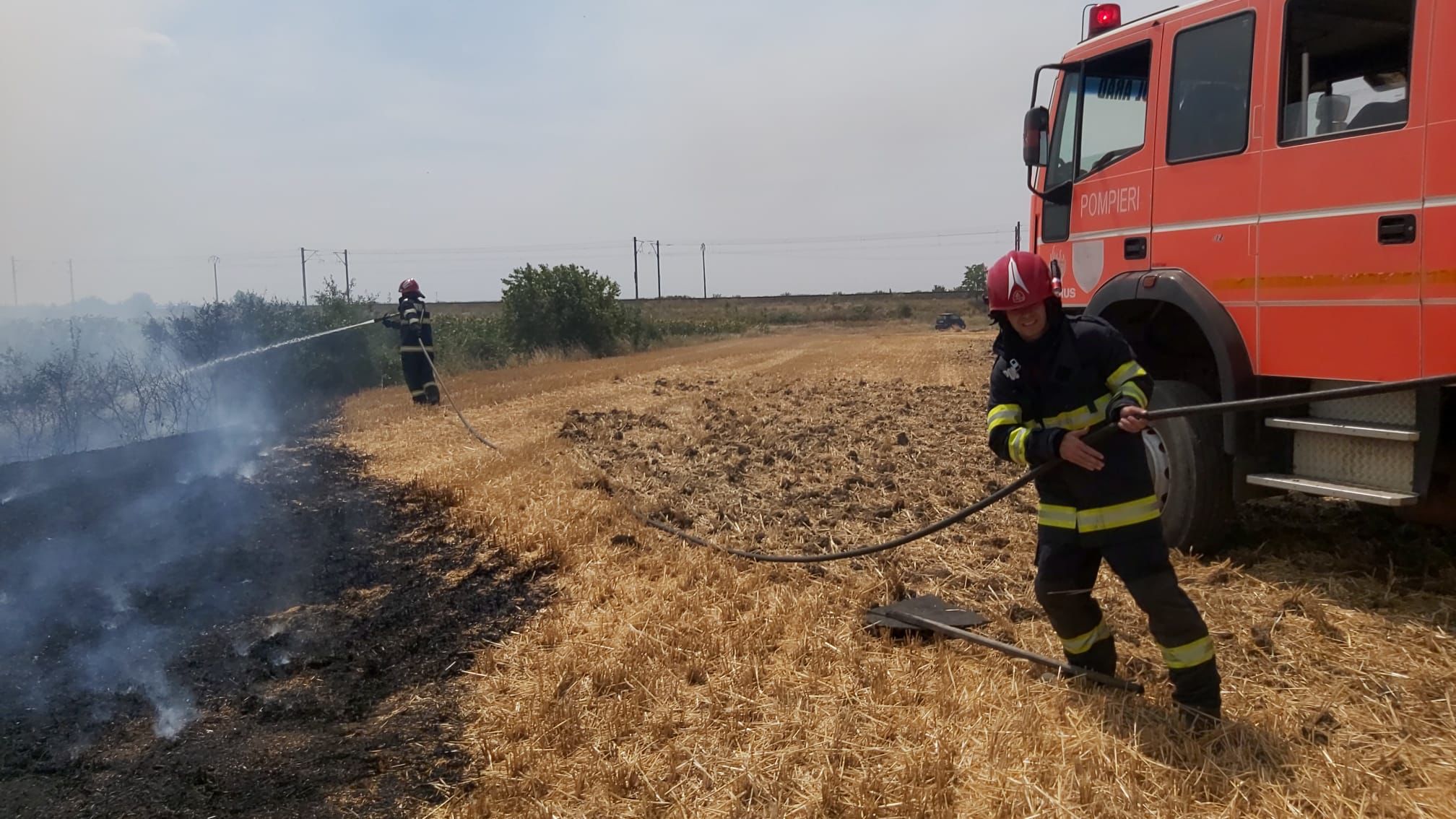 5 hectare de miriște, vegetație uscată și culturi agricole, ard la ieșirea din municipiu spre Șofronea