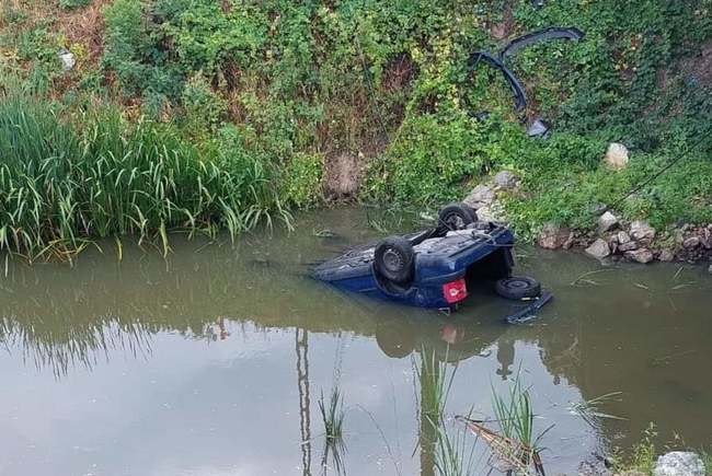 Un tânăr a plonjat cu mașina în râul Barcău
