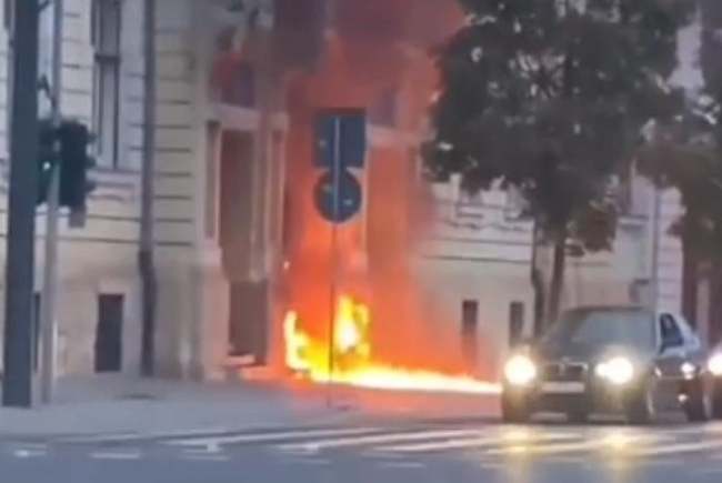 Video! Un tânăr a dat foc ușii de la intrarea în Primăria Cluj-Napoca