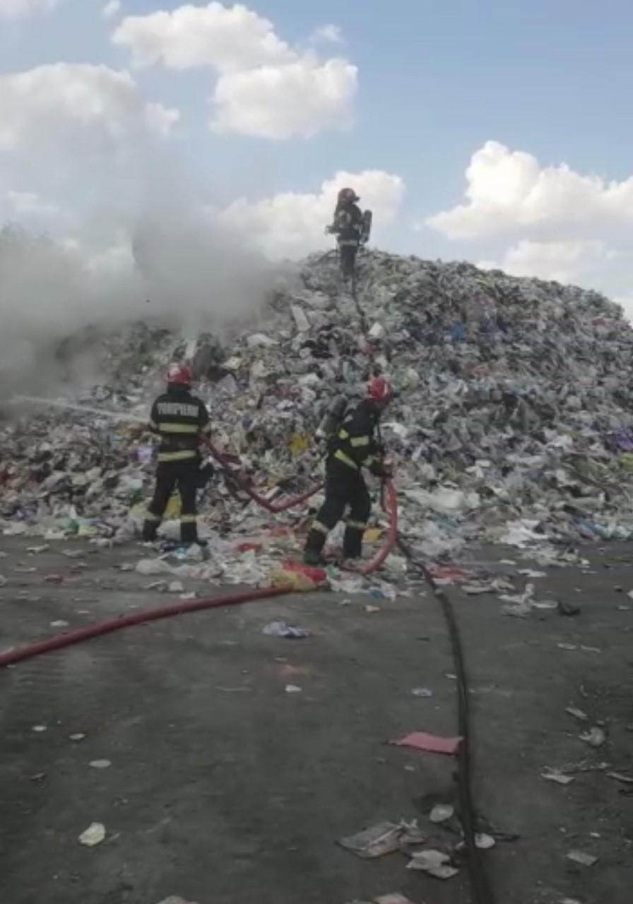 Incendiu la stația de sortare a gropii de gunoi din municipiul Arad