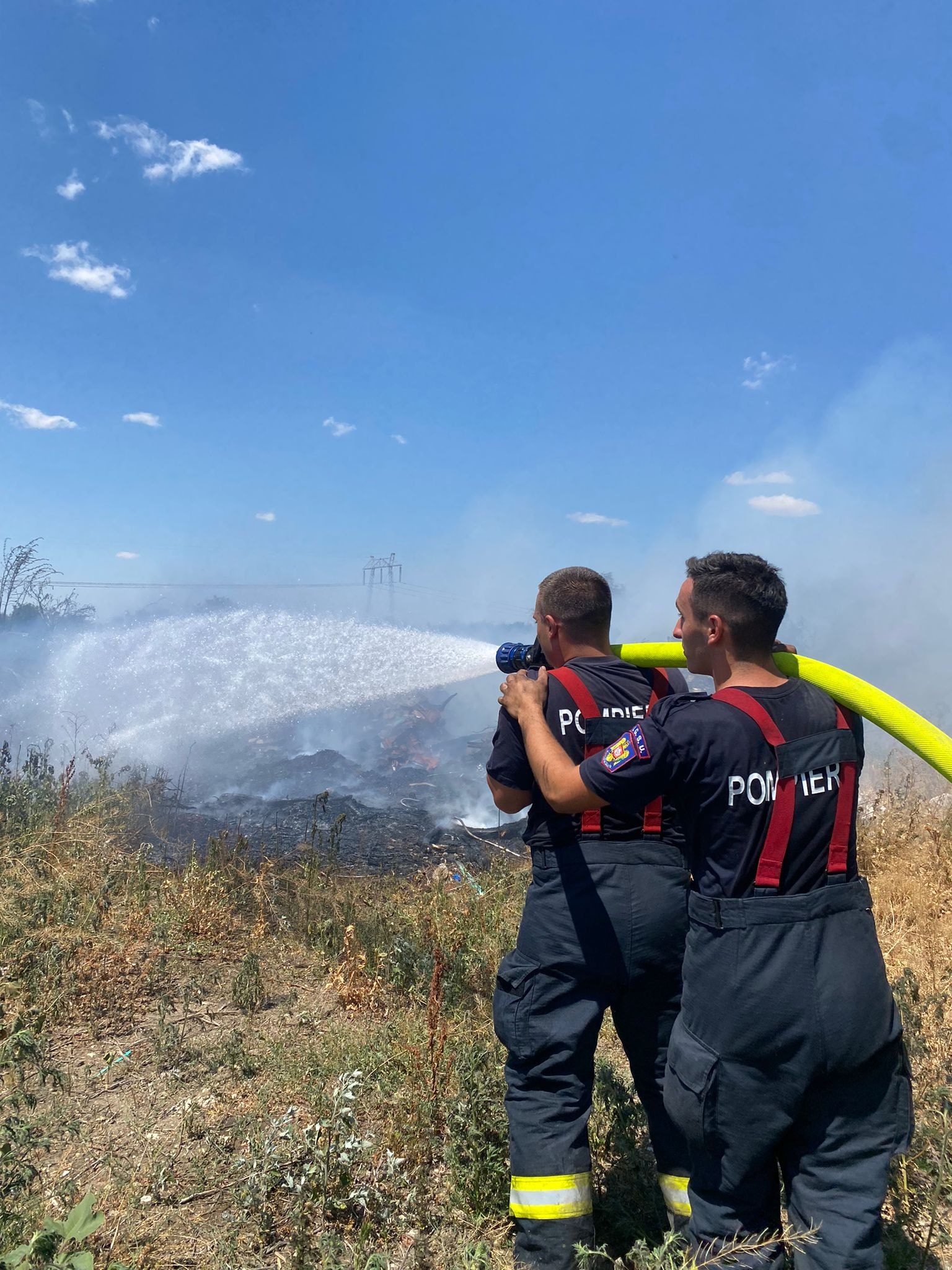 Incendiu de vegetație uscată scăpat de sub control la Sânpaul. Focul s-a extins la mai multe autoturisme