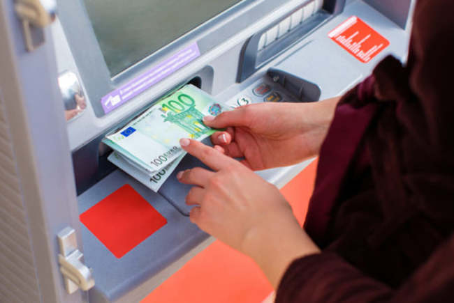 70.000 de români câştigă peste 2.000 de euro net pe lună