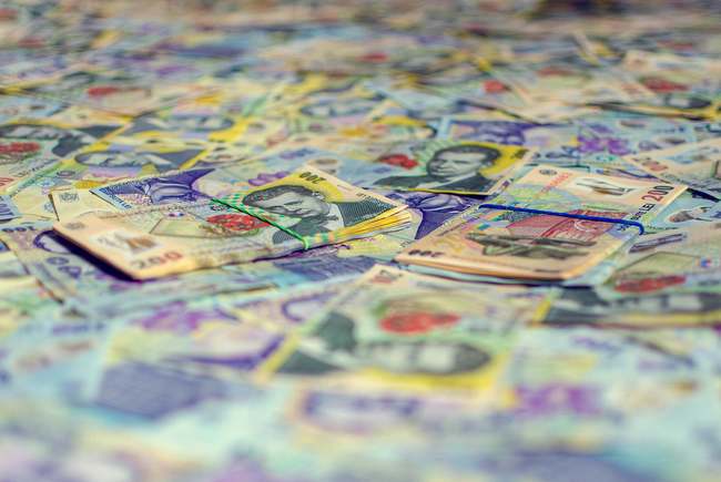 Semne ale unui început de criză? 7.872 de solicitări de suspendare a plăţii ratelor către bănci