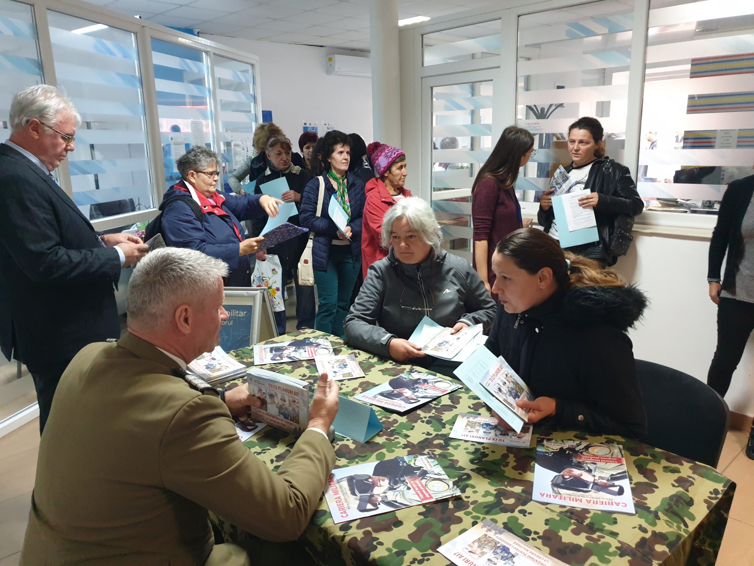 FOTO | Sute de arădeni și-au căutat un loc de muncă la Bursa AJOFM