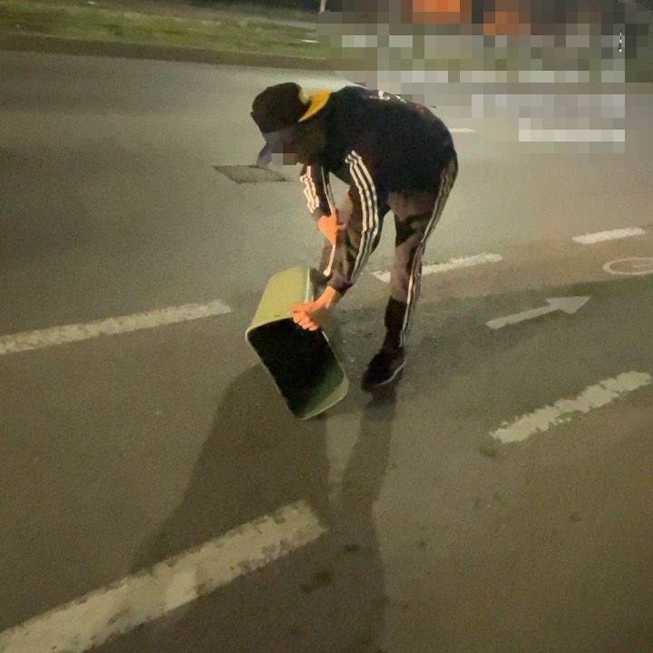 Amendat cu 2.000 de lei pentru că a vandalizat coșurile de gunoi