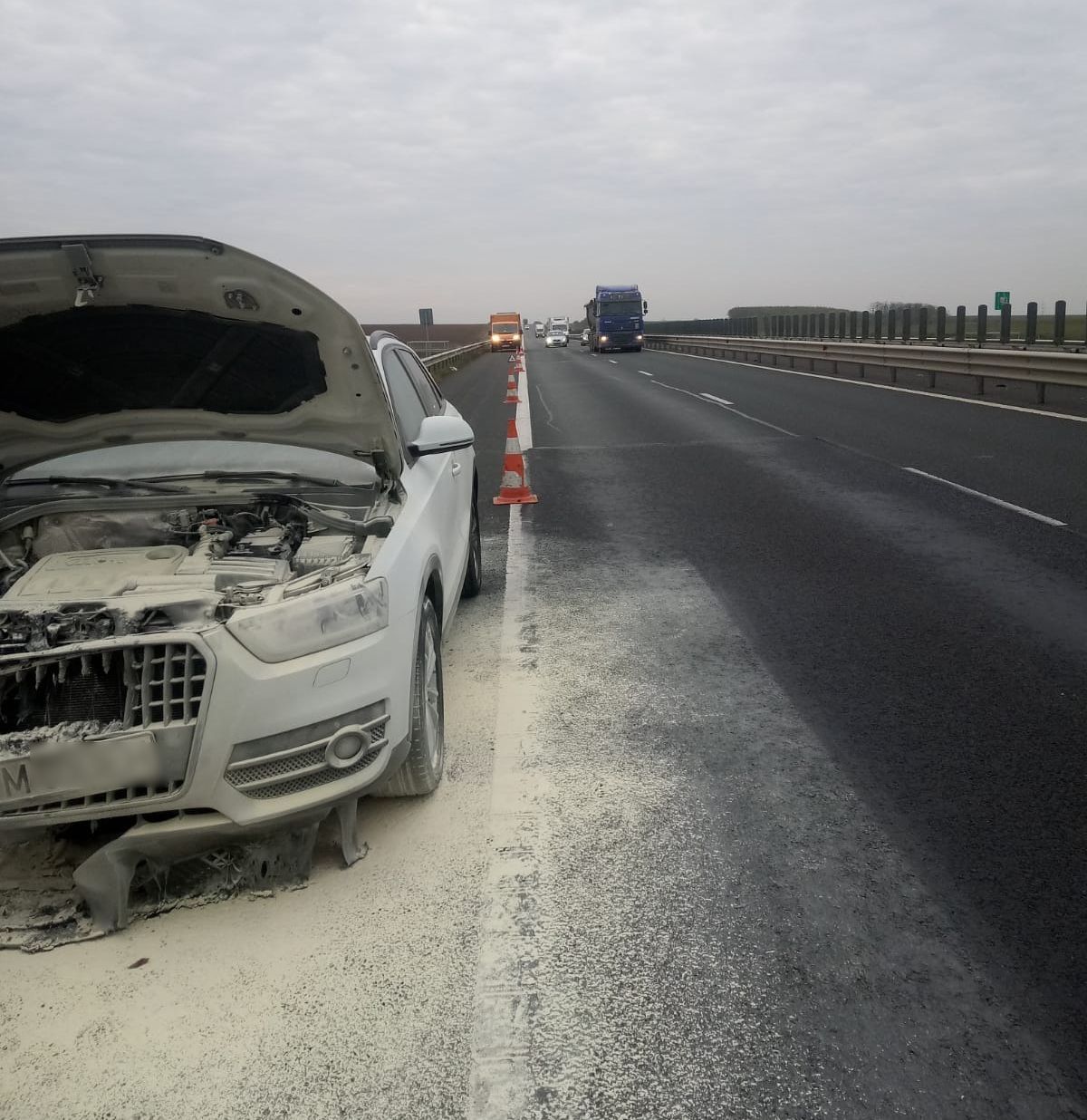 Un autoturism a luat foc în timp ce se deplasa pe autostrada Arad-Timișoara