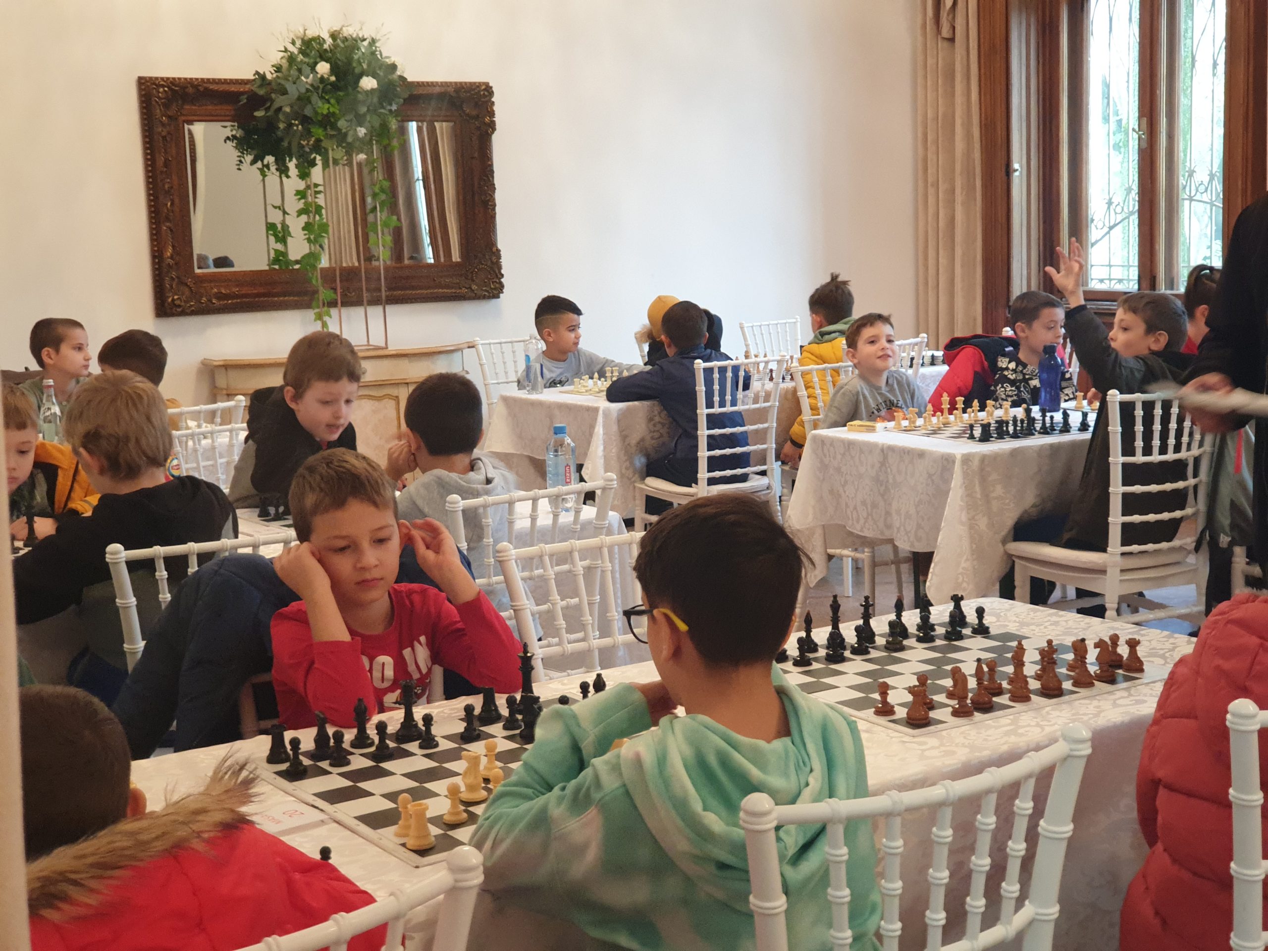 FOTO | Peste 100 de copii s-au întrecut la Cupa Toamnei la șah