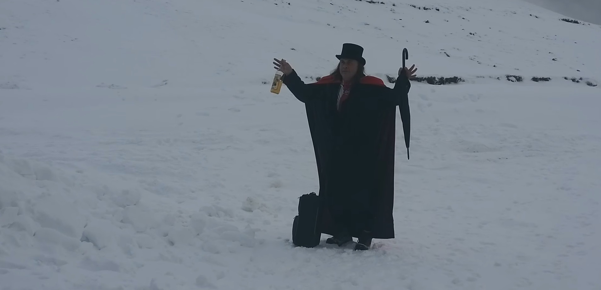 Turist străin costumat în Dracula, oprit de salvamontiștii din Bușteni, înainte de a urca spre Vârful Omu