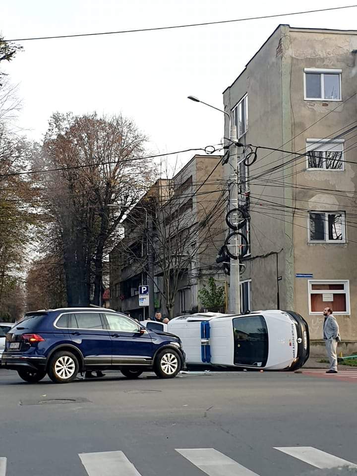 Mașină a Poliției Locale, răsturnată în urma unui accident, în centrul Aradului