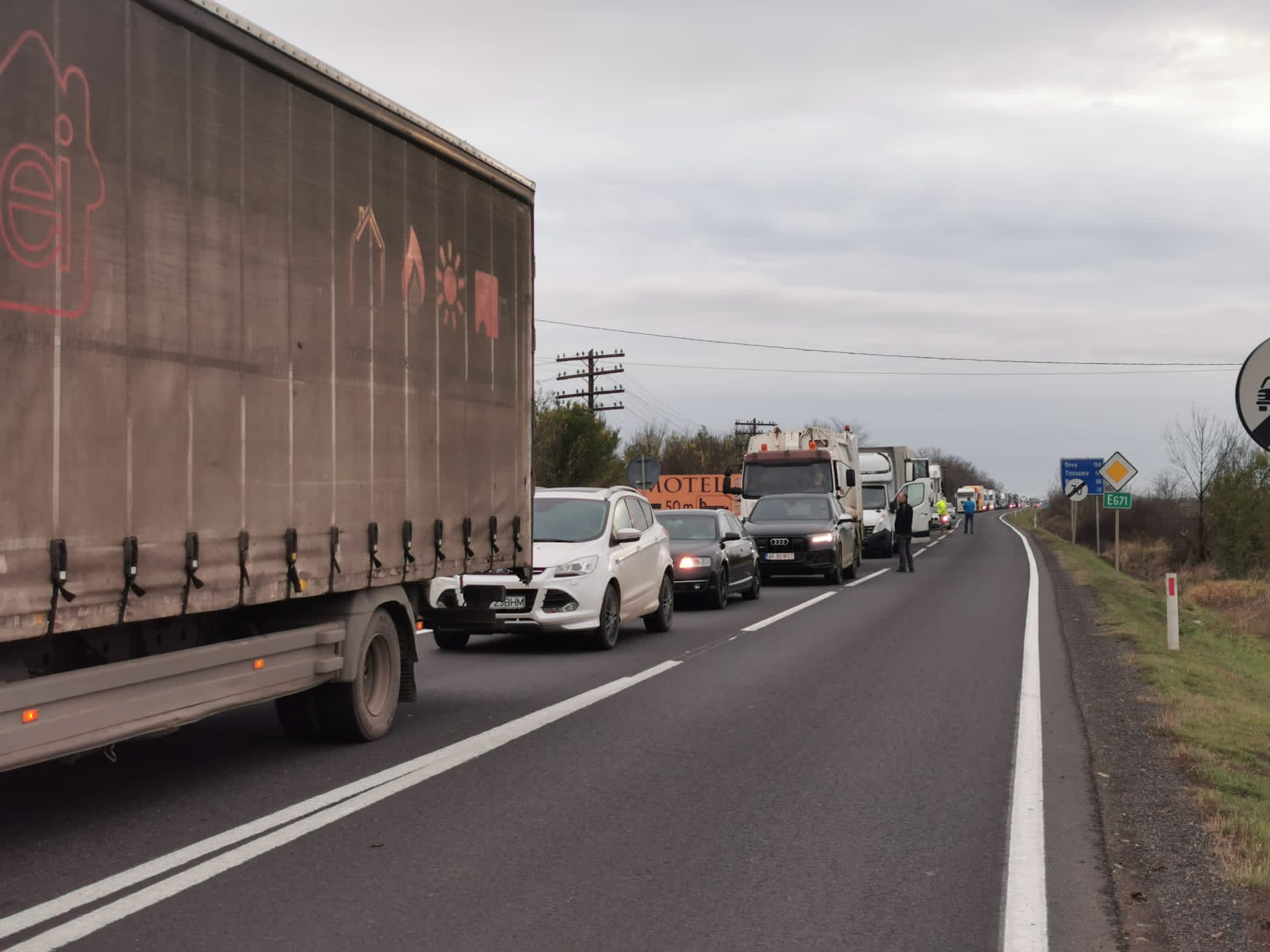 Accident rutier între două autoturisme la Nădab. Traficul rutier este blocat