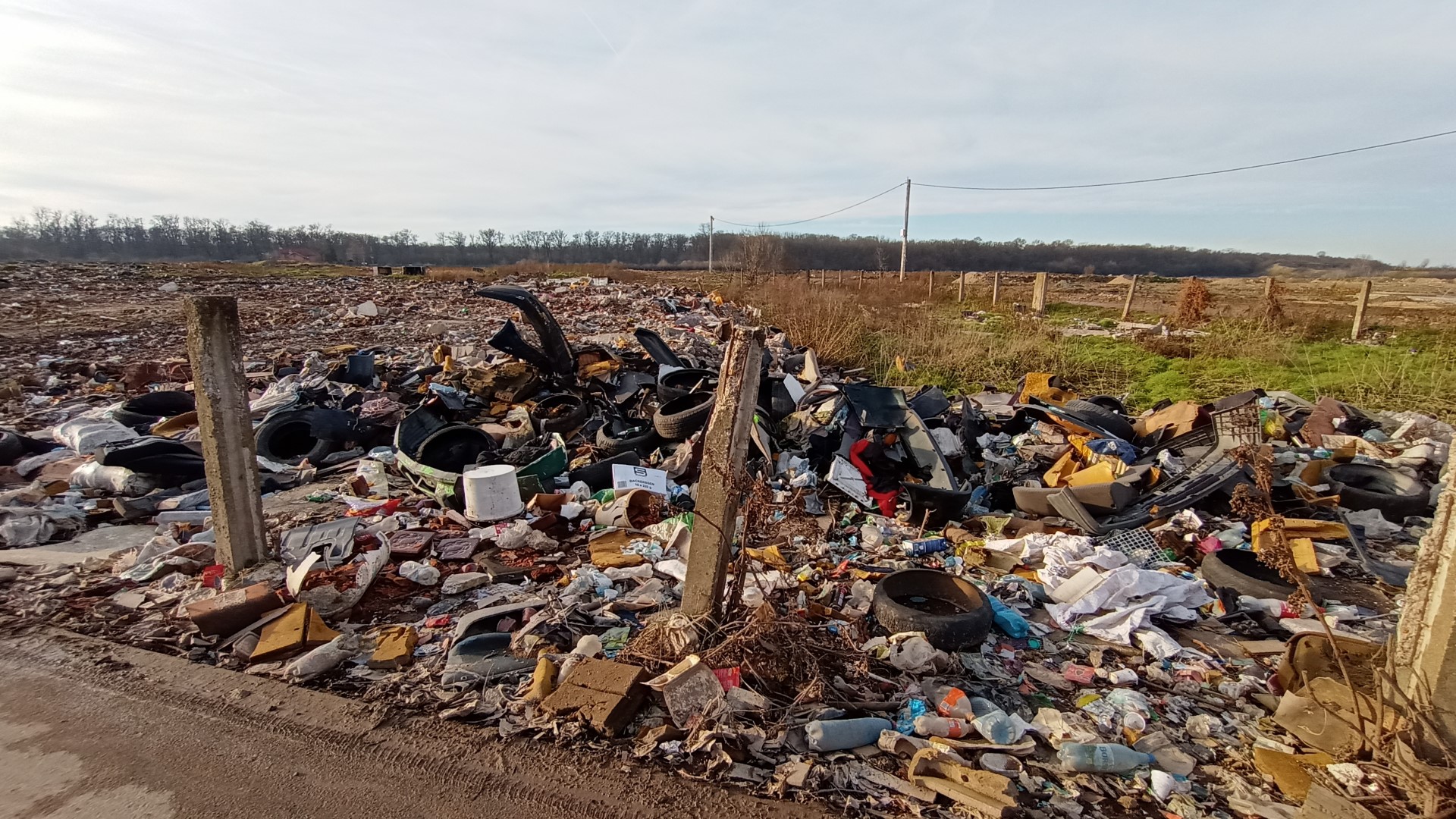 FOTO | O mare de gunoaie pe strada Mărului