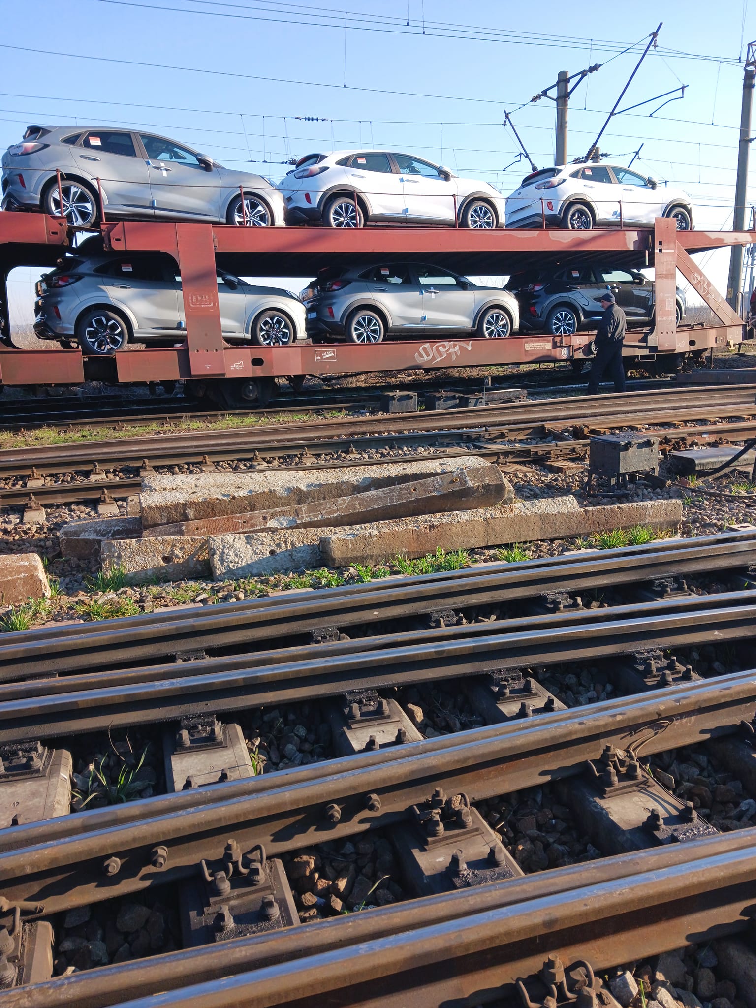 FOTO | Un vagon cu autoturisme s-a răsturnat, iar alte două au deraiat
