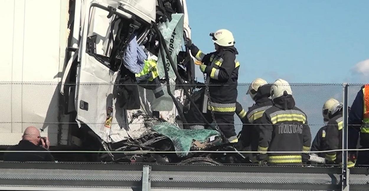 FOTO | Impact violent între două camioane pe autostrada M4 din Ungaria