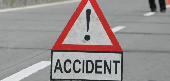 UPDATE. Impact între o maşină şi un autobuz, pe centura Ineului