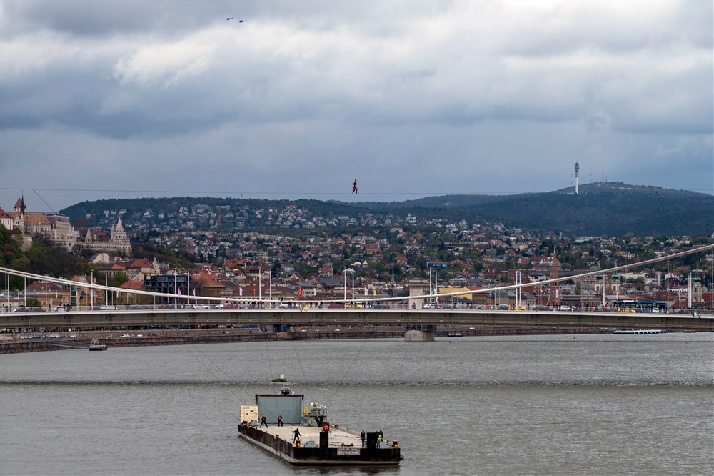 FOTO | Un acrobat a traversat Dunărea pe sârmă, la o înălțime de 30 de metri