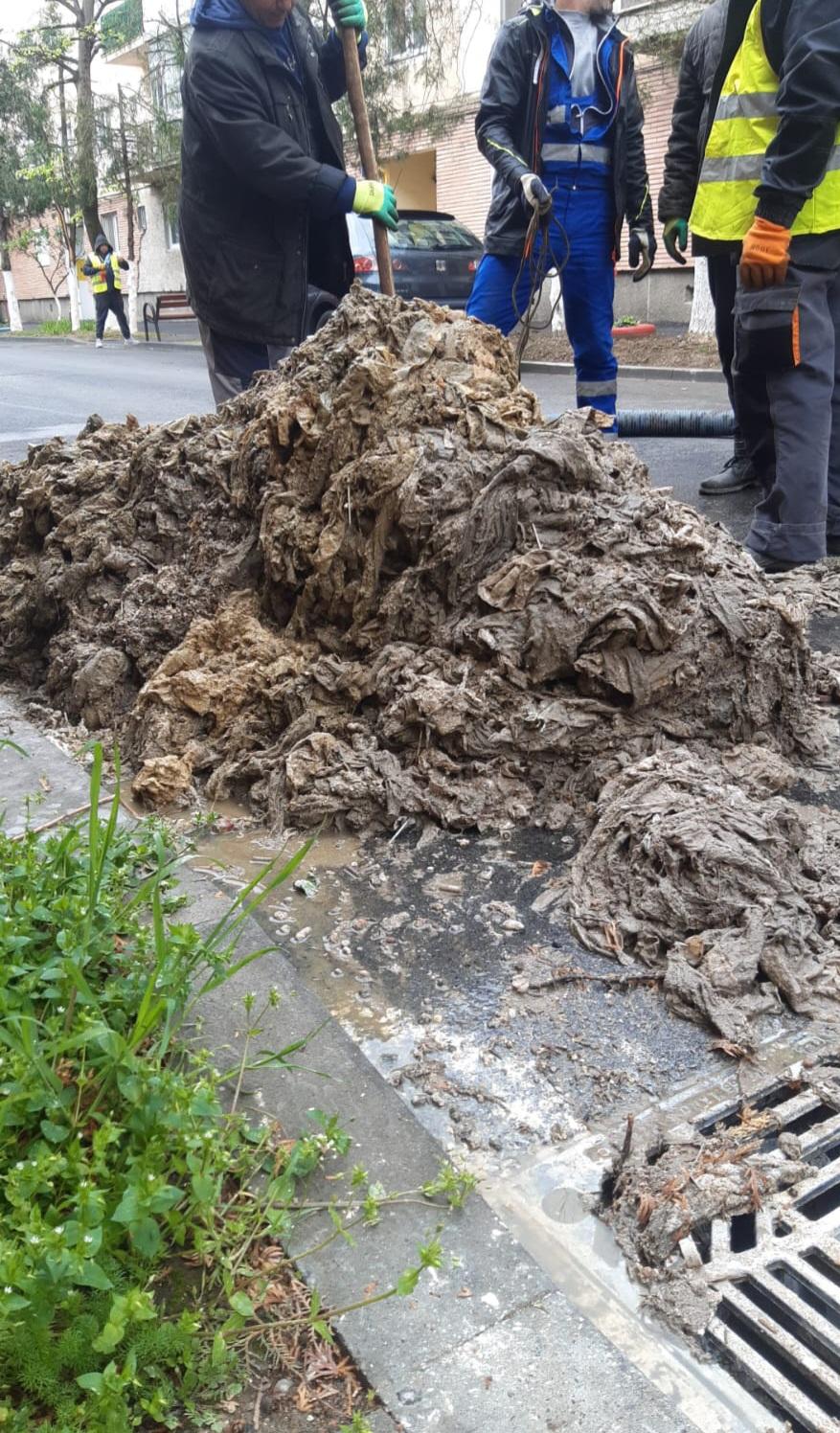 FOTO | Scot tone de şerveţele umede din canalizare