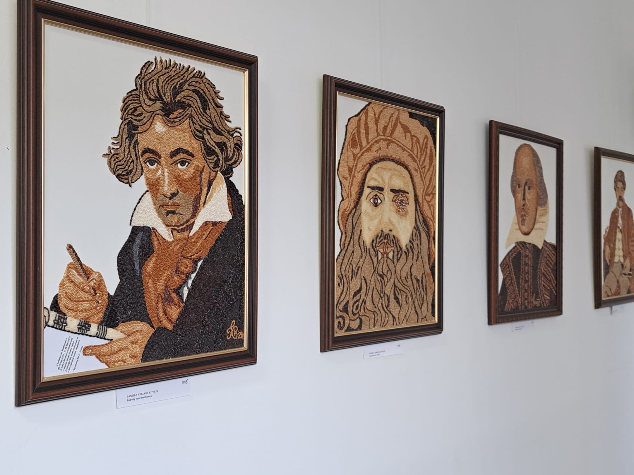 FOTO | 40 de portrete realizate din semințe, expuse la Biblioteca din Arad