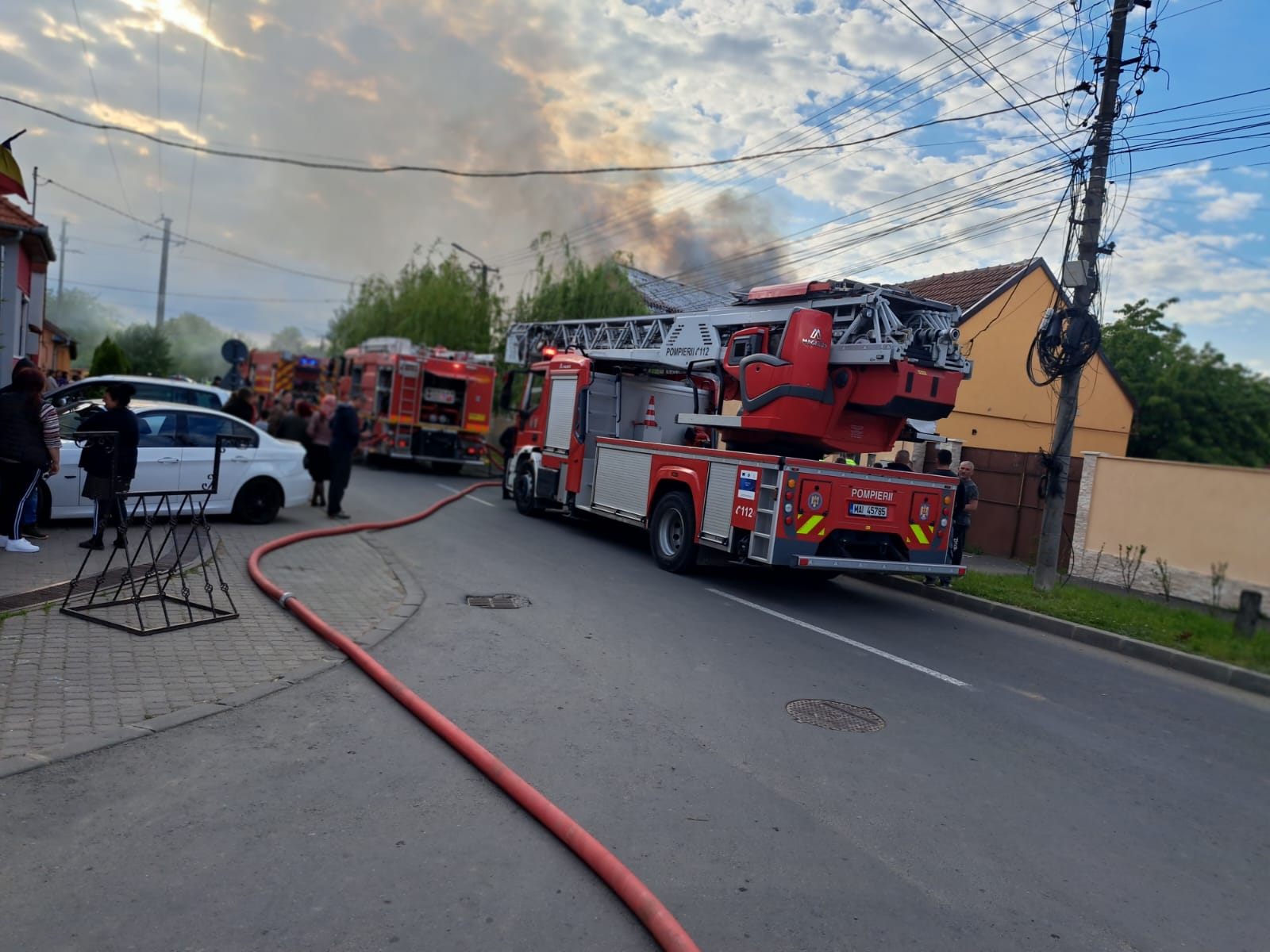FOTO | Incendiu la o casă din Aradul Nou