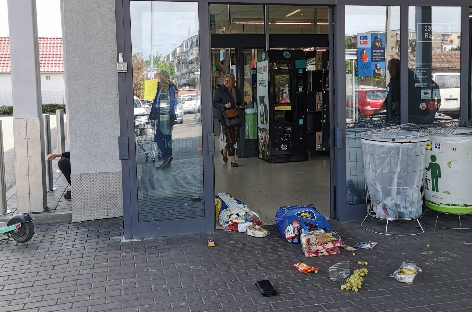 Cum se fură din supermarket: a trecut pe la casa rapidă cu plasele pline
