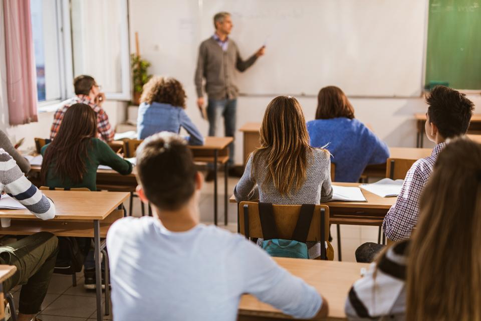 Trei burse şcolare în plus, în municipiu