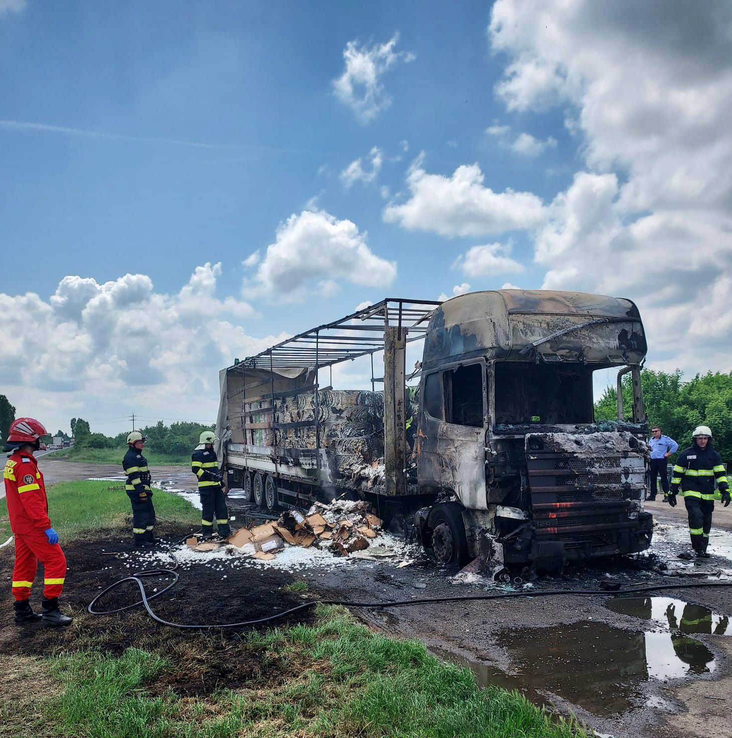 FOTO | Autotren în flăcări, la Șimand